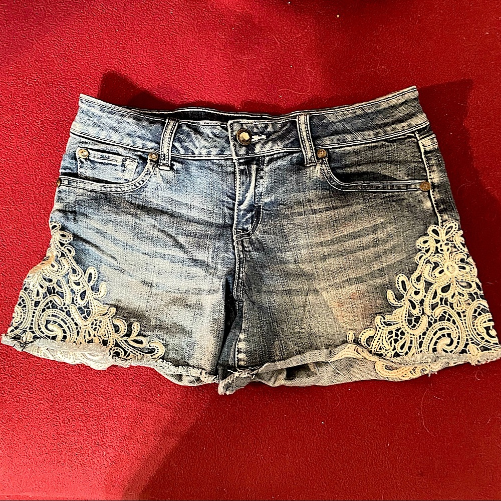 Caché jeans shorts with lace on sides
